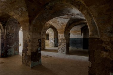 Bir yeraltı şarap mahzeni tünelde terk edilmiş bir. Yeraltı mezarlığı girişi. Zindan eski kalesine. Koyu evreleme için yaratıcı arka plan olarak. Antik zindan mistik iç