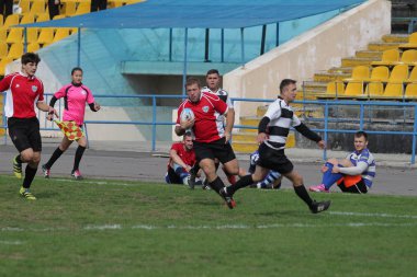 Odessa, Ukrayna - 29 Eylül 2018: Final Oyunları Şampiyonası Ukrayna'nın en güçlü takımları Rugby-7. Rugby topu alan üzerinde. Rugby topu için ağır mücadele sahip. Takım sporcular oyuncular sahada