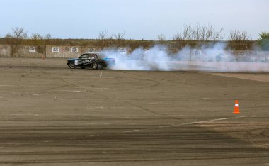 Odessa, Ukrayna -23 Nisan 2017: Combat drifters yerel sürüklenen yarışmalar. Gösteri yasadışı bir platform üzerinde sürüklenen. Binici profesyonel olarak otomatik yarışmalarda driftig yeterlilik yarışta parça geçmek