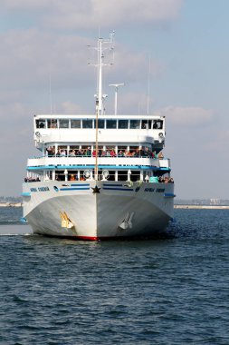 Odessa, Ukrayna - 6 Ekim 2010: gemi dostluk Marschal Koshevoy Dünya Savaşı gazileri ile geldi deniz Odessa'ya bağlantı noktası