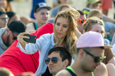 Odessa, Ukrayna -25 Ağustos 2017: büyük kalabalık, müzik sırasında rock konserinde hayranlarını gün boyunca. Seyirci kum Beach müzik ve spor festivali Z-Oyunlar sırasında