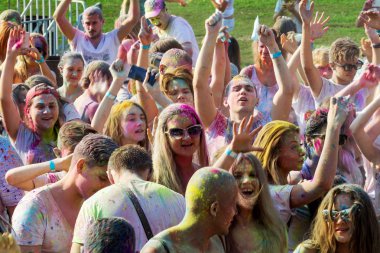 Odessa, Ukrayna - 5 Ağustos 2017: Gençler, bayanlar baylar bayram tatil sırasında renkli toz içine atma iyi eğlenceler. Festivali renkli boya. renkler aşk festival. Renk fest