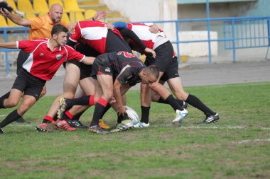 Odessa, Ukrayna - 29 Eylül 2018: Final Oyunları Şampiyonası Ukrayna'nın en güçlü takımları Rugby-7. Rugby topu alan üzerinde. Rugby topu için ağır mücadele sahip. Takım sporcular oyuncular sahada