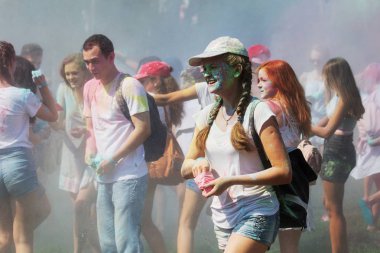 Odessa, Ukrayna - 5 Ağustos 2017: Gençler, bayanlar baylar bayram tatil sırasında renkli toz içine atma iyi eğlenceler. Festivali renkli boya. renkler aşk festival. Renk fest