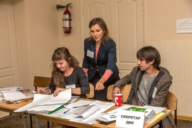Odessa, Ukrayna - 25 Ekim 2015: bölgesel siyasi yerel milletvekilleri ve belediye başkanları da seçimleri sırasında yoklama istasyonu. Seçmenler oy almak ve kapalı oy sandığı dökme.