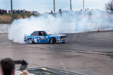 Odessa, Ukrayna -23 Nisan 2017: Combat drifters yerel sürüklenen yarışmalar. Gösteri yasadışı bir platform üzerinde sürüklenen. Binici profesyonel olarak otomatik yarışmalarda driftig yeterlilik yarışta parça geçmek