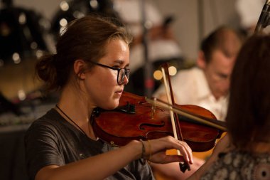 Odessa, Ukrayna - 19 Temmuz 2018: sahne alanı'nda Senfoni Orkestrası. Müzikal gösteri sahne tiyatro. Müzisyenler Senfoni Orkestrası, müzik aletleri. Caz Orkestrası sahne alanı'nda. Seçici odak