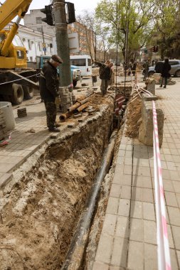 Odessa, Ukrayna-Eylül 21, 2017: yeraltı yarar tamiri, yok edilen kaldırımda sıcak su boru hattları. Endüstriyel onarım komün için çalışır. açmada plastik boru döşeme