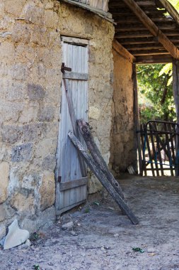 Eski sol harap çiftlik. Zamanla terk edilmiş bir evde yok. Terk edilmiş bir harabe evde kalıntıları. Thrash tasarımı için ne kadar depresif arka plan