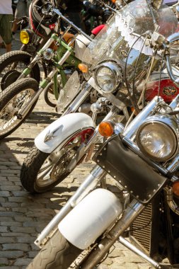 Odessa, Ukrayna 16 Ağustos 2017. Benzersiz motosiklet modellerinin benzersiz, efsanevi eski ve modern pahalı bisikleti otomatik toplayıcıları sergisinde geleneksel sergisinde gösterdi. Bisiklet gösterisi