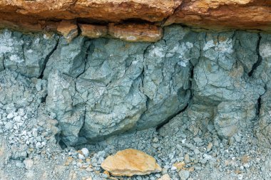 Mavi kil jeolojik birikintisi. Mavi kil nadir bulunan doğal bir kozmetiktir. Elmas depozitosunun bir işareti olan mavi kil elmas kimberlit boruyla ilişkilidir. Doğal jeolojik zenginlik