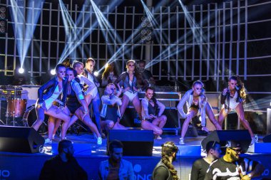 Odessa - 30 Mayıs: Gece kulübü ziyaret edenler için bir yeni ışık gösterisi yeni şeyler yapmak, tatilcilerin yaz tatil sezonu, 30 maya2014, Odessa, Ukrayna