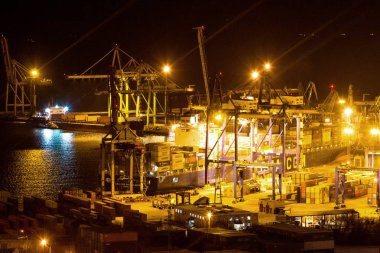 Odessa 21 Kasım: konteynerler içinde iyichevck seaport Denizcilik gemi üzerinde gece, gündüz, 21 Kasım 2012 yükleme boşaltma odessa, Ukrayna