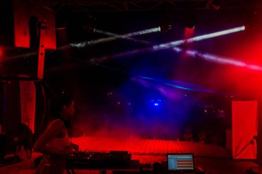 Odessa, Ukrayna - 5 Ağustos 2017: gösteri ışıklar. Lazer gösterisi. Gece kulübünde dj partileri müzik, ses parlak ışık ile dans kullanın. Club gece ışık dj parti kulübü. Duman ve ışıklar ile araba