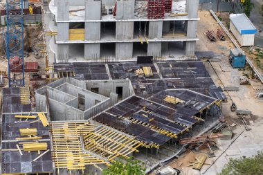 Odessa, Ukrayna - 5 Mayıs 2014: İnşaat inşaat, çeşitli evrelerinde apartmanlarda bir grup. Yukarıdan görüntüleyin. Vinçler, sıfır döngüsü Bodrum yardımcı işleri