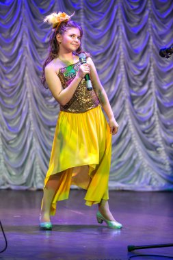 Odessa, Ukrayna - 24 Aralık 2015: şarkı ve parlak renkli kıyafetler içinde sahnede dans çocuk müzik grupları. Duygusal, çocukların müzik sahne gösterisi dokunmadan.