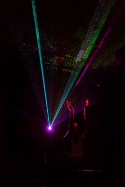 Odessa, Ukrayna - 5 Ağustos 2017: gösteri ışıklar. Lazer gösterisi. Gece kulübünde dj partileri müzik, ses parlak ışık ile dans kullanın. Club gece ışık dj parti kulübü. Duman ve ışıklar ile araba