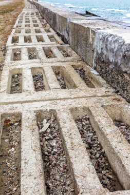 Nehir bankalar, büyük okyanus dalgalarının bir fırtına sırasında Buz tarlaları kilidi bahar ile korunmak için beton İnşaat