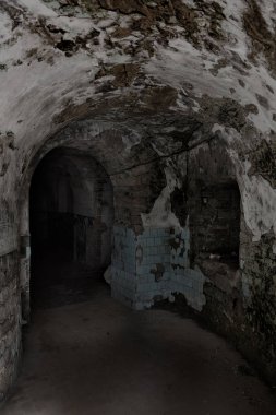 Bir yeraltı şarap mahzeni tünelde terk edilmiş bir. Yeraltı mezarlığı girişi. Zindan eski kalesine. Koyu evreleme için yaratıcı arka plan olarak. Antik zindan mistik iç