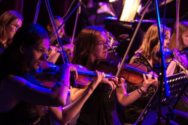 Odessa, Ukrayna 14 Ağustos 2018: Müzikal gösteri, çeşitli Senfoni Orkestrası Odessa Ulusal Opera ve Bale Tiyatrosu sahnesinde. Orkestra Enstrümanları müzisyenler sahne tiyatro sahne,