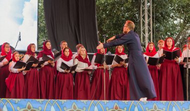 Odessa, Ukrayna - 28 Temmuz 2018: Kilise korosuna açık yaz Tiyatrosu önünde veliler ve konuklar Kiev Rus vaftiz sırasında Ortodoks Christian bayram gerçekleştirir