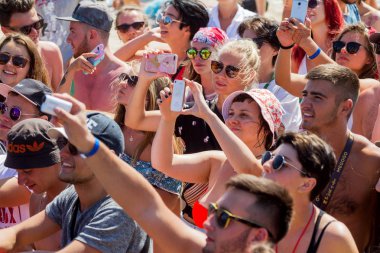 Odessa, Ukrayna -25 Ağustos 2017: büyük kalabalık, müzik sırasında rock konserinde hayranlarını gün boyunca. Seyirci kum Beach müzik ve spor festivali Z-Oyunlar sırasında