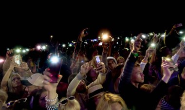 Odessa, Ukrayna-25 Ağustos 2017: büyük kalabalık, gün boyunca rock konseri sırasında müzik hayranları göster. Seyirci kum Beach müzik ve spor Z-Oyunlar Festivali sırasında. Seçici odak