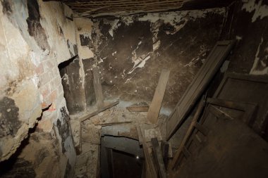 Terk edilmiş bir harabe binada bir antik 18. yy binası mistik iç, kalıntıları. Eski duvarlar, çöp ve çamur ile koridor mahvetti. Kalıp, alçı dekorasyon, kısma yok