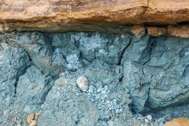 Mavi kil jeolojik birikintisi. Mavi kil nadir bulunan doğal bir kozmetiktir. Elmas depozitosunun bir işareti olan mavi kil elmas kimberlit boruyla ilişkilidir. Doğal jeolojik zenginlik