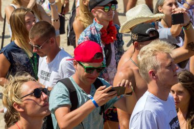 Odessa, Ukrayna -25 Ağustos 2017: büyük kalabalık, müzik sırasında rock konserinde hayranlarını gün boyunca. Seyirci kum Beach müzik ve spor festivali Z-Oyunlar sırasında