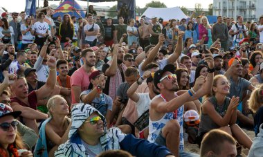 Odessa, Ukrayna -25 Ağustos 2017: büyük kalabalık, müzik sırasında rock konserinde hayranlarını gün boyunca. Seyirci kum Beach müzik ve spor festivali Z-Oyunlar sırasında