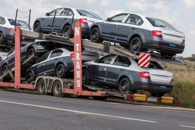 Odessa, Ukrayna 1 Eylül 2017: Araba taşıyıcıları arabaya taşımak. Özel kamyonlar arabayla taşımacılığı. Çok katmanlı ulaşım araçları için özel römork. Arabalar römork taşıma