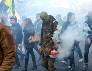 Odessa, Ukrayna - 14 Ekim 2015: Fener alayı radikal aşırı sol partilerin, ayaklanmalar tarafından eşlik ediyor. Protestocular, göstericiler bir Nazi bayrağı taşıdı, havai fişek ve sis bombası yazmak