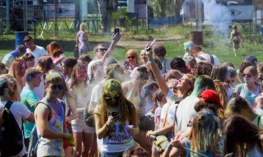 Odessa, Ukrayna - 5 Ağustos 2017: Gençler, bayanlar baylar bayram tatil sırasında renkli toz içine atma iyi eğlenceler. Festivali renkli boya. renkler aşk festival. Renk fest