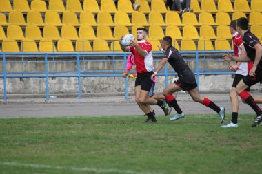 Odessa, Ukrayna - 29 Eylül 2018: Final Oyunları Şampiyonası Ukrayna'nın en güçlü takımları Rugby-7. Rugby topu alan üzerinde. Rugby topu için ağır mücadele sahip. Takım sporcular oyuncular sahada