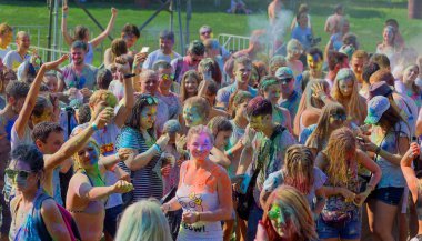 Odessa, Ukrayna - 5 Ağustos 2017: Gençler, bayanlar baylar bayram tatil sırasında renkli toz içine atma iyi eğlenceler. Festivali renkli boya. renkler aşk festival. Renk fest