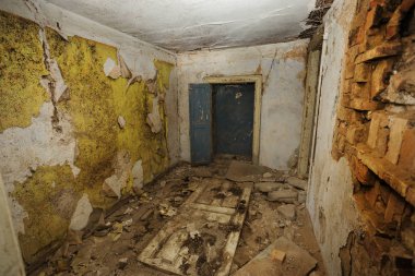 Terk edilmiş bir harabe binada bir antik 18. yy binası mistik iç, kalıntıları. Eski duvarlar, çöp ve çamur ile koridor mahvetti. Kalıp, alçı dekorasyon, kısma yok