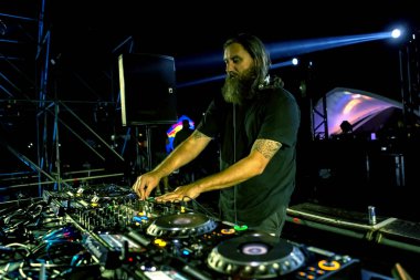 Odessa, Ukrayna - 22 Ağustos 2017: ünlü Dj sarkaç müzik festivali Z-Oyunlar gece sahnede çalıyor. DJ gece kulübünde gerçekleştirme sarkaç