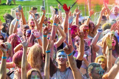 Odessa, Ukrayna - 5 Ağustos 2017: Gençler, bayanlar baylar bayram tatil sırasında renkli toz içine atma iyi eğlenceler. Festivali renkli boya. renkler aşk festival. Renk fest