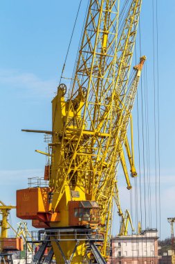 Odessa, Ukrayna - 15 Nisan: Endüstriyel büyük deniz kargo vinçler bağlantı noktası kargo 15 Nisan 2014 Odessa Limanı kargo konteyner terminali, deniz gemi yükleme ticaret dock Odessa Limanı Deniz Odessa, Ukrayna 