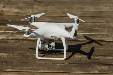 Odessa, Ukrayna - 6 Ağustos 2017: İnsansız bir dört çekirdekli helikopter yüksek çözünürlüklü dijital kamera ile insanların büyük kalabalığın büyük olay kaldırır. Dronun hava operasyonunda arka plan bulanık