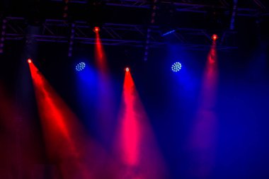 Sahne ışıkları. Arka planda göstermek. Işık karanlıkta. Tiyatro iç projektör ile aydınlatılır. Sahne ışıkları ve duman sahneleri konser sırasında. Lazer şovu tiyatro sahnesinde
