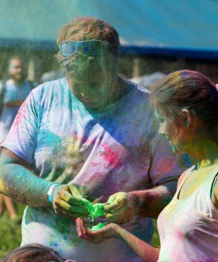 Odessa, Ukrayna - 5 Ağustos 2017: Gençler, bayanlar baylar bayram tatil sırasında renkli toz içine atma iyi eğlenceler. Festivali renkli boya. renkler aşk festival. Renk fest