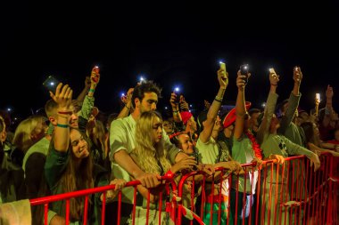 Odessa, Ukrayna-25 Ağustos 2017: büyük kalabalık, gün boyunca rock konseri sırasında müzik hayranları göster. Seyirci kum Beach müzik ve spor Z-Oyunlar Festivali sırasında