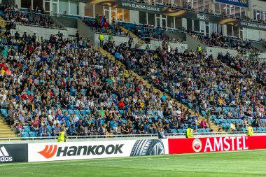 Odessa, Ukrayna - 15 Eylül 2016: Aktif futbol tribün taraftarlara