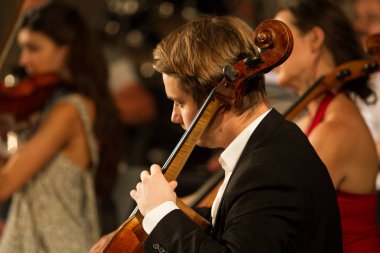 Odessa, Ukrayna - 19 Temmuz 2018: sahne alanı'nda Senfoni Orkestrası. Müzikal gösteri sahne tiyatro. Müzisyenler Senfoni Orkestrası, müzik aletleri. Caz Orkestrası sahne alanı'nda. Seçici odak