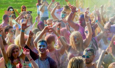 Odessa, Ukrayna - 5 Ağustos 2017: Gençler, bayanlar baylar bayram tatil sırasında renkli toz içine atma iyi eğlenceler. Festivali renkli boya. renkler aşk festival. Renk fest