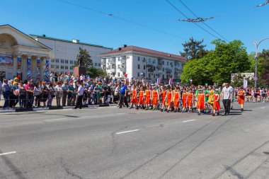 Novorossiysk, Rusya - 1 Mayıs 2018: Mayıs günü gösteri. Barış! İş! Mayıs! İnsanlar ile tatil geçit töreni sırasında Bayrak İşçi Bayramı kutlamak. 1 Mayıs tüm çalışan insanlar günüdür. Koloni içinde yürüyen insanlar