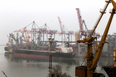 Odessa, Ukrayna - Mart 2018: Deniz ticari endüstriyel limanda sis. Endüstriyel vinç yükleme. Deniz Vinçler, sis sırasında kargo endüstriyel bağlantı noktası kaplarda