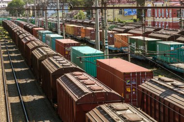 Odessa, Ukrayna - 14 Ağustos 2017: demiryolu vagonlar yük metal ve tahıl bağlantı noktası ile. trenler yük vasıl kargo terminal için sırada bekliyor. Demiryolu taşımacılığı için en ekonomik lojistik çözümler